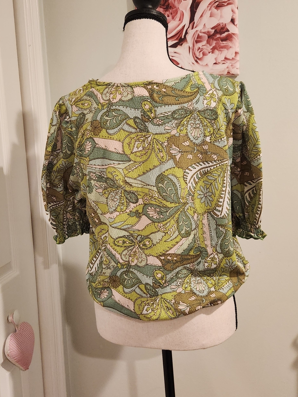 MELLODAY Green Paisley V-Neck Smocked Hem Top - Picture 3 of 4